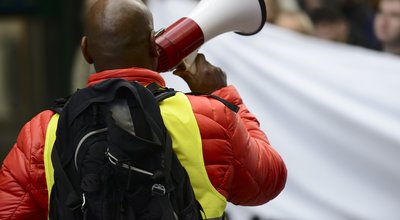 Barrages routiers, écoles et aéroport fermés, couvre-feu de 3 nuits … ça chauffe à La Réunion ! 