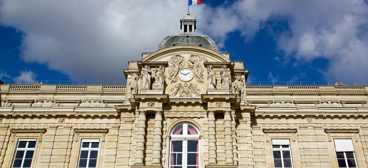 { element.images.0.titre }}
