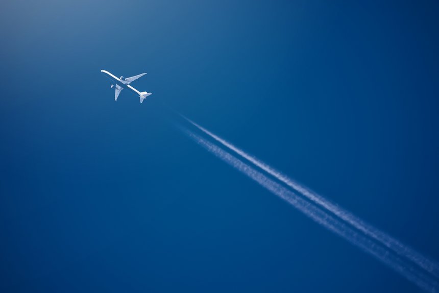 Airliner at high altitude with white condesation trails