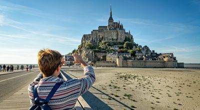 Surtourisme : les maires vont pouvoir réguler la fréquentation de Porquerolles, du Mont-Saint-Michel... 