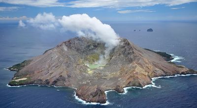 Nouvelle-Zélande : un volcan entre soudainement en éruption et fait une vingtaine de morts 