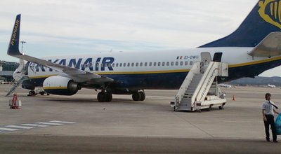 Ryanair : une de ses bases ne fermera pas… contre une baisse des salaires de 25% 