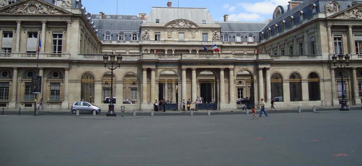 { element.images.0.titre }}