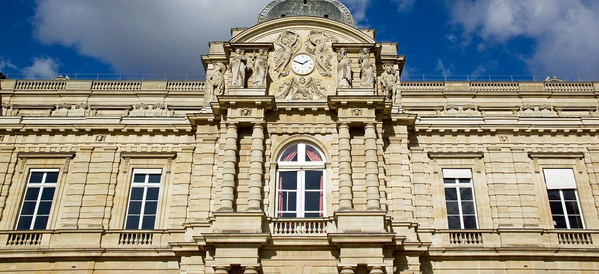 { element.images.0.titre }}