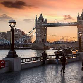 Rush Hour in London bei Sonnenaufgang: Leute laufen zur Arbeit a