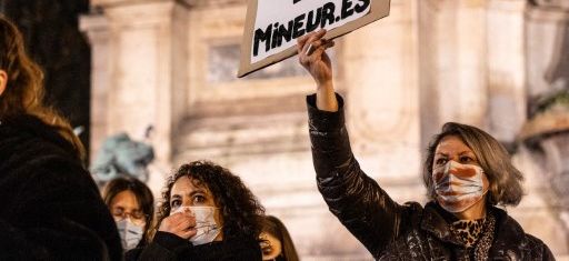 { element.images.0.titre }}