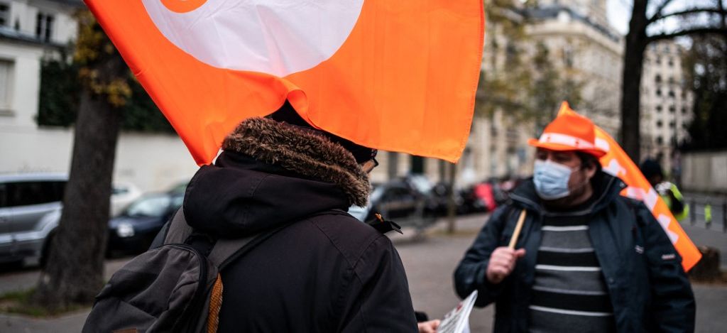 { element.images.0.titre }}