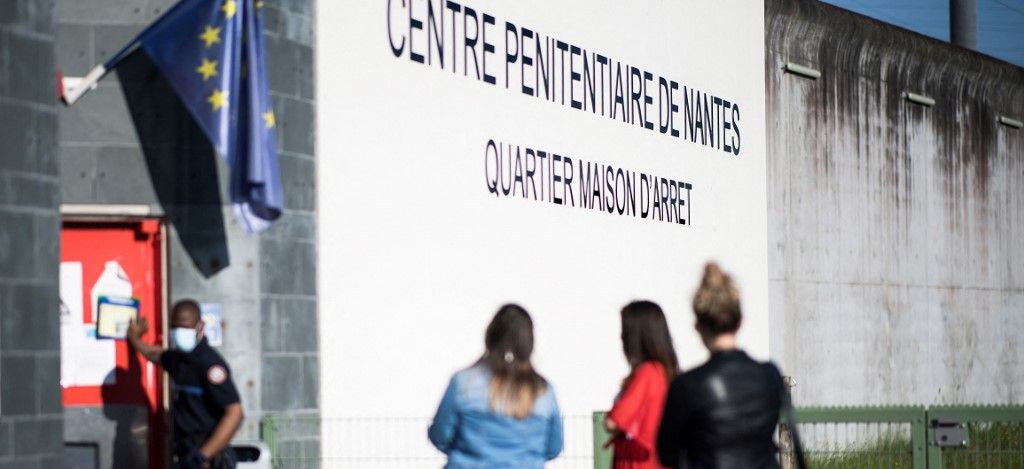 { element.images.0.titre }}
