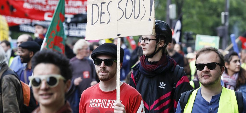 { element.images.0.titre }}