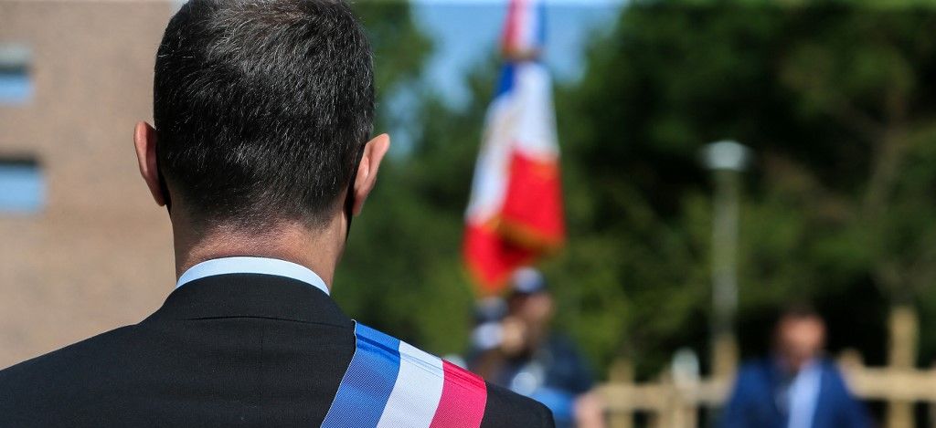 { element.images.0.titre }}