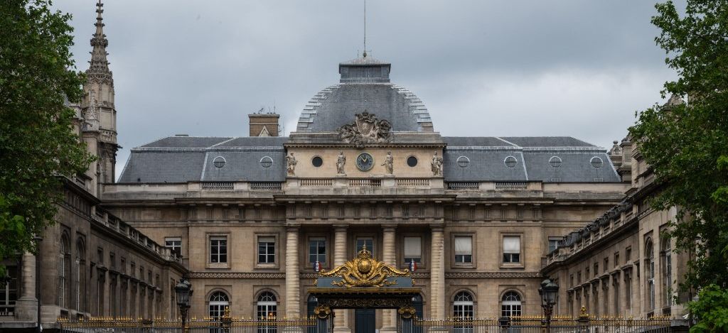 { element.images.0.titre }}